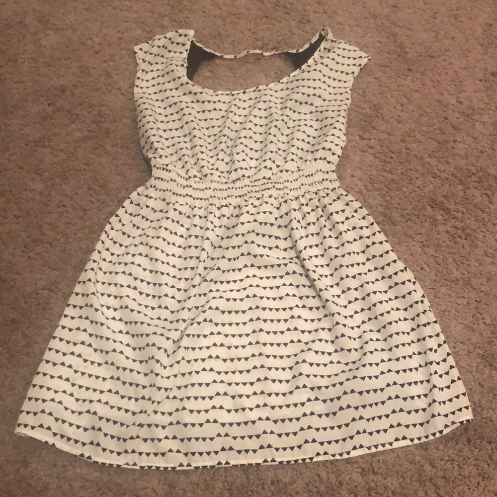 Must bundle for 3$ price. Cute dress